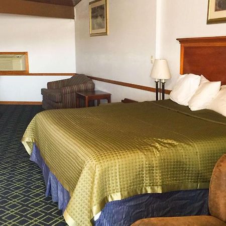 เทรด วินดส์ อินนื คลินตัน Hotel ภายนอก รูปภาพ